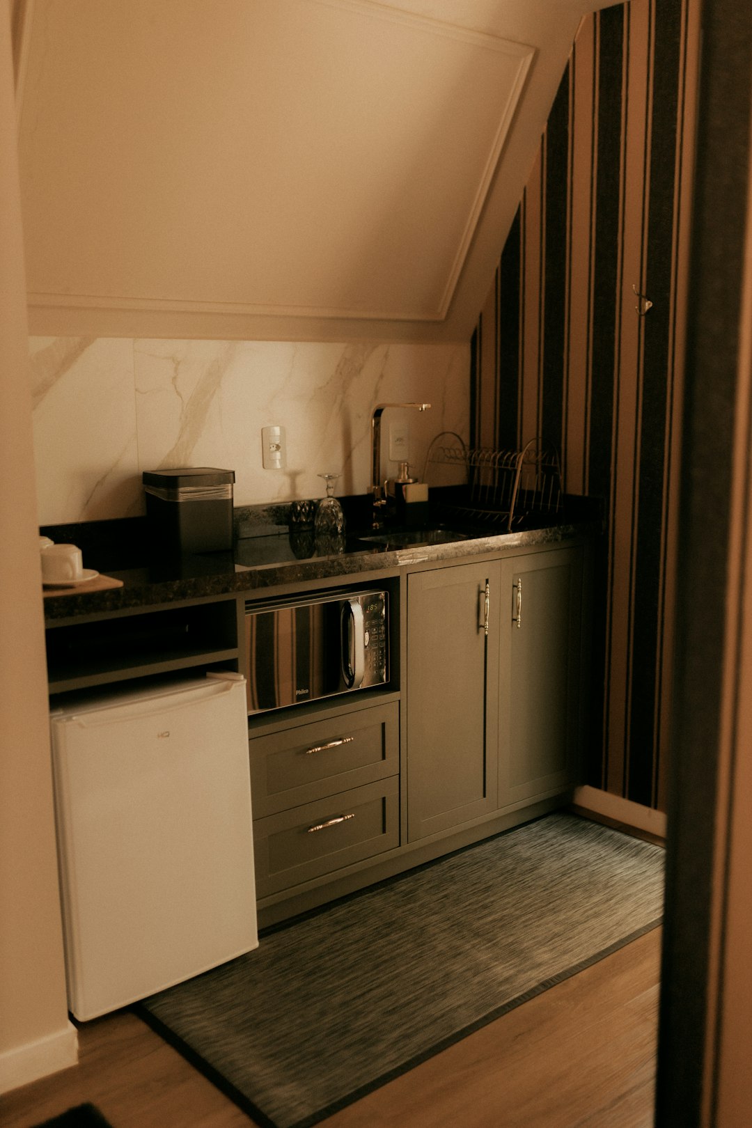 services-04 compact-kitchen-with-microwave-mini-fridge-and-sink-rjnzt2wvmqe
